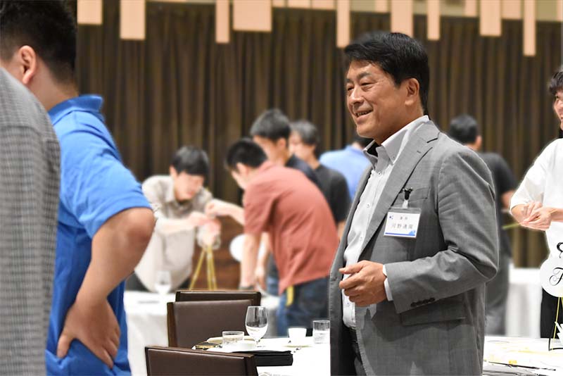 研修でゲームに取り組む研修生達を見守る研修講師