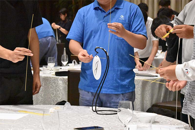 マシュマロチャレンジに挑戦する研修生