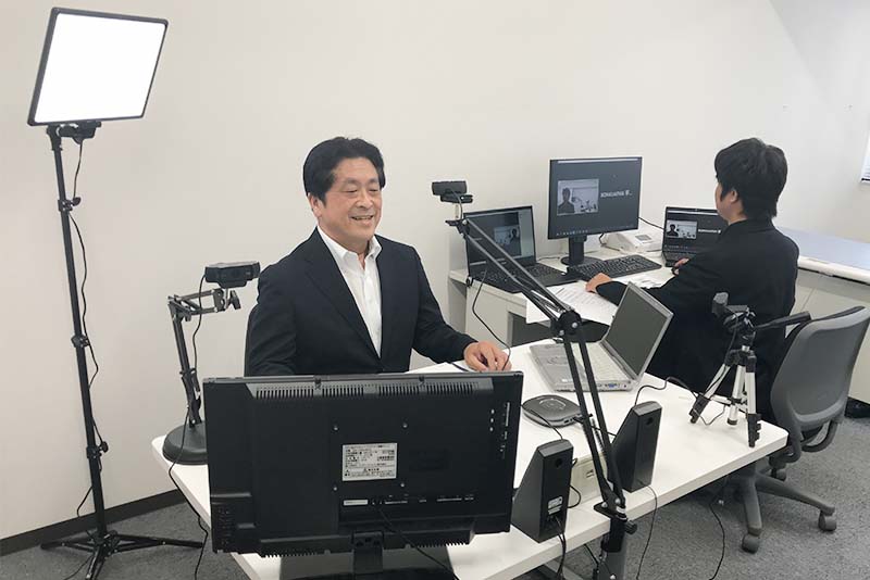 オンラインの研修を行う研修講師
